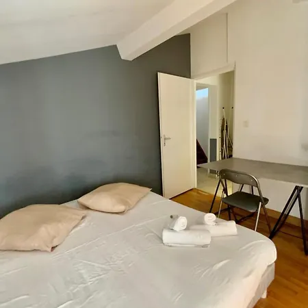 The Triplex- 3 Bedrooms In The Escutcheon! Ferienhaus Montpellier