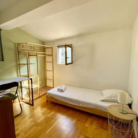 The Triplex- 3 Bedrooms In The Escutcheon!