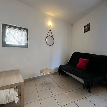 The Triplex- 3 Bedrooms In The Escutcheon! Montpellier